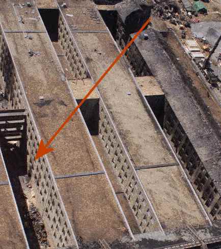 Trayectoria del avin y agujero de salida (el boquete ennegrecido apuntado por la flecha). Esta imagen es posterior al colapso.